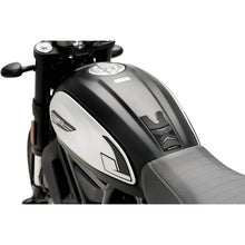 Carica l'immagine nel visualizzatore di Gallery, PUIG ADESIVO SERBATOIO PER DUCATI SCRAMBLER DESERT SLED 19-20 CARBON LOOK