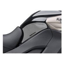 Carica l'immagine nel visualizzatore di Gallery, PUIG ADESIVO SERBATOIO SPECIFICO LATERALE KAWASAKI VERSYS 1000 22-23 TRASPARENTE