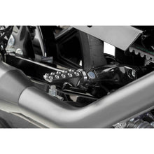 Carica l'immagine nel visualizzatore di Gallery, PUIG POGGIAPIEDI YAMAHA XJ6 09-16 (ATTENZIONE: IL POGGIAPIEDI NON INCLUDE L'ADATTATORE)