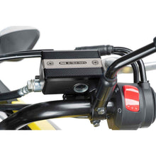 Carica l'immagine nel visualizzatore di Gallery, PUIG TAPPO SERBATOIO ANTERIORE PER FLUIDO FRENO SUZUKI GSX-R250 17-19 SILVER
