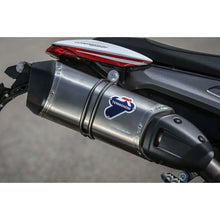 Carica l'immagine nel visualizzatore di Gallery, Termignoni SILENZIATORE HYPERMOTARD 821 ALTO - 96480041A — scarico montato sulla moto, vista 1